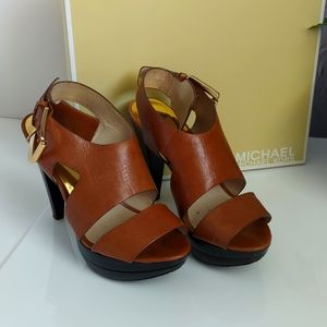 EUC sz 6 Michael Kors platform leather sandals